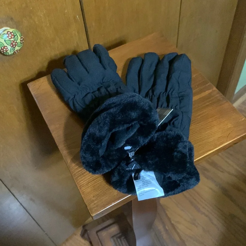 GH FASHION ACCESSORIES- Medium sized with faux fur black winter gloves🆕